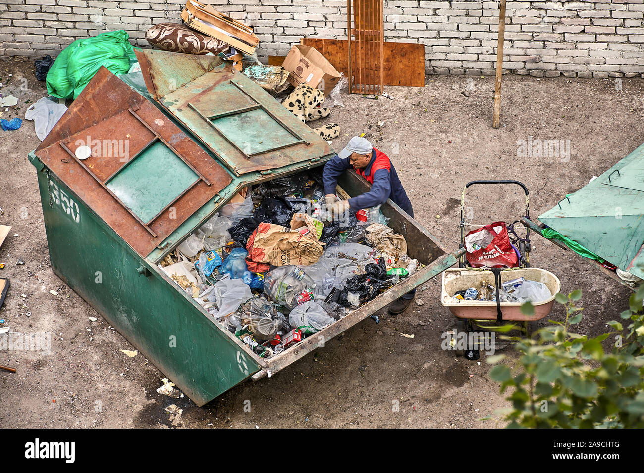 San Pietroburgo, Russia - 9 Giugno 2019: una piattaforma per contenitori per rifiuti nel cortile di un edificio residenziale. Il povero uomo cerchi househol Foto Stock