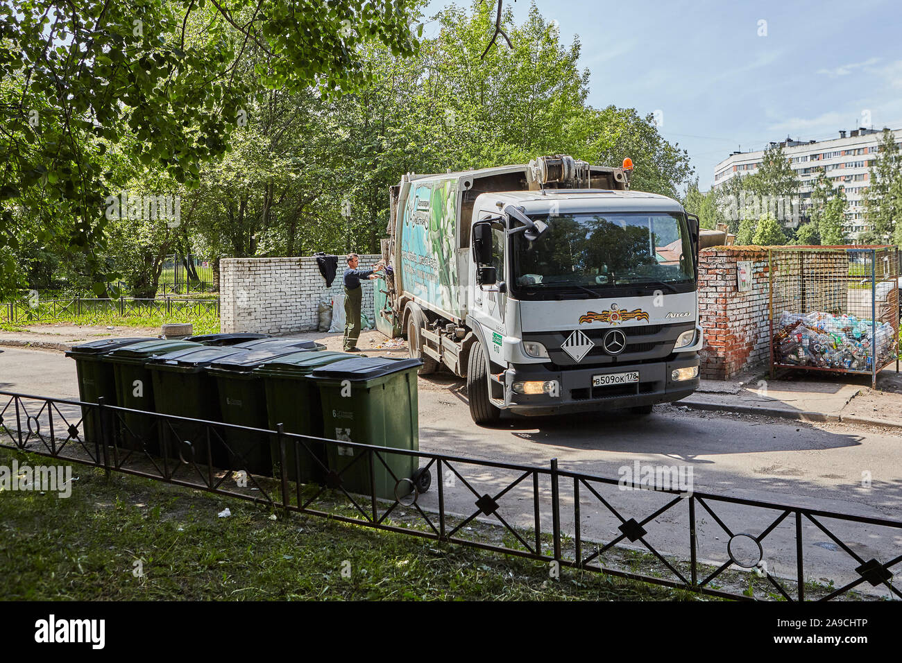 San Pietroburgo, Russia - 17 Giugno 2019: rimozione dei rifiuti domestici dal sito per il cassonetto. Immondizia camion caricato con cestino. Foto Stock