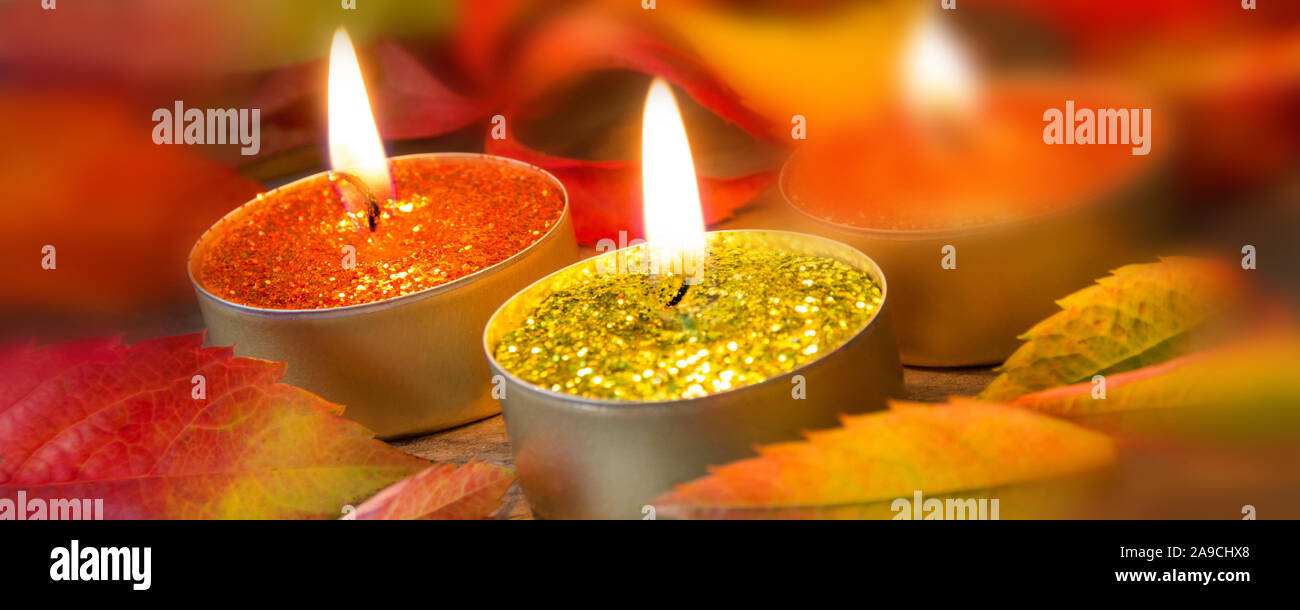 Stagionale di foglie di autunno e candele Foto Stock