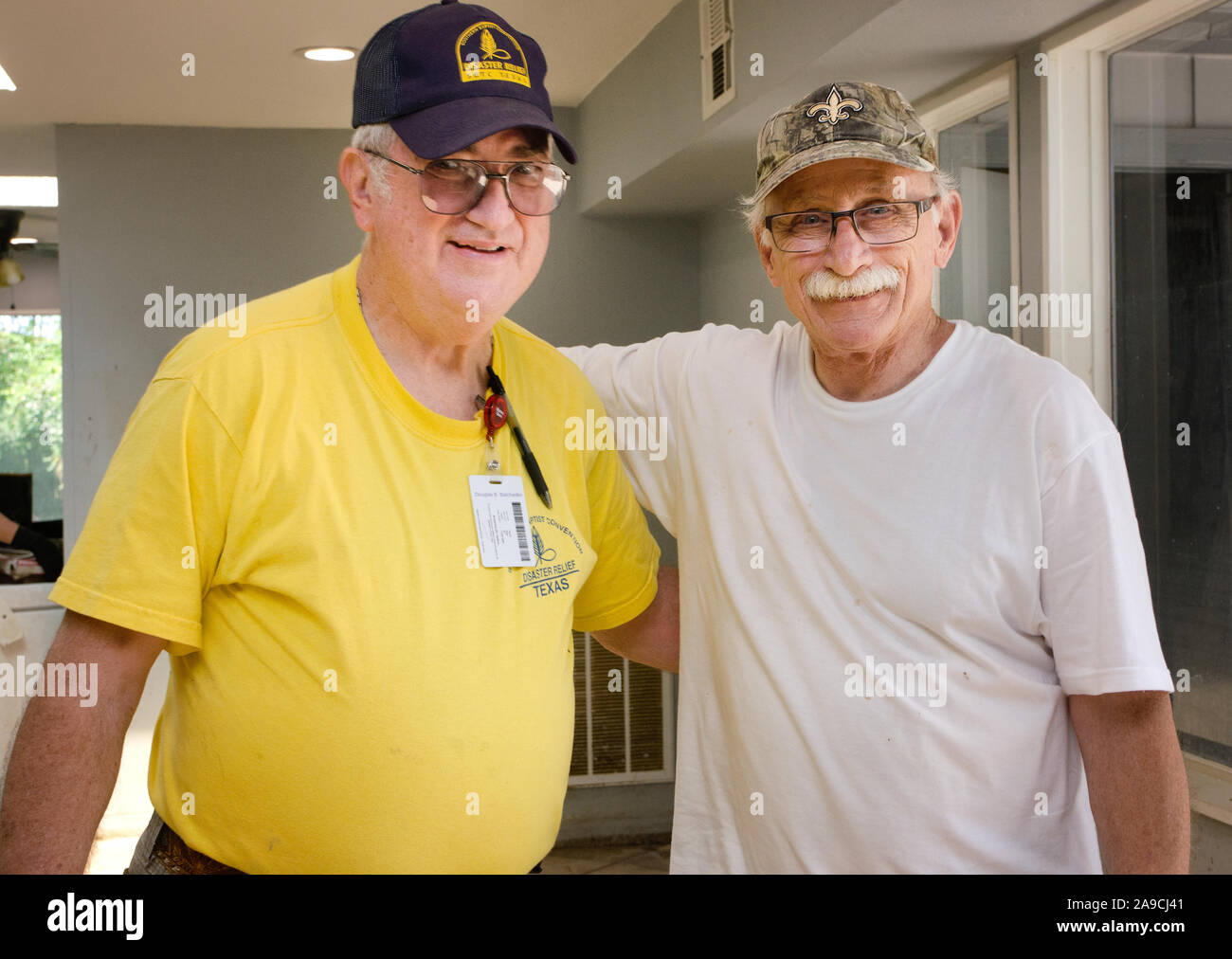 Proprietario di una casa pone con un Southern Battista Disaster Relief volontario dopo l uragano Harvey a Houston, Texas. Foto Stock