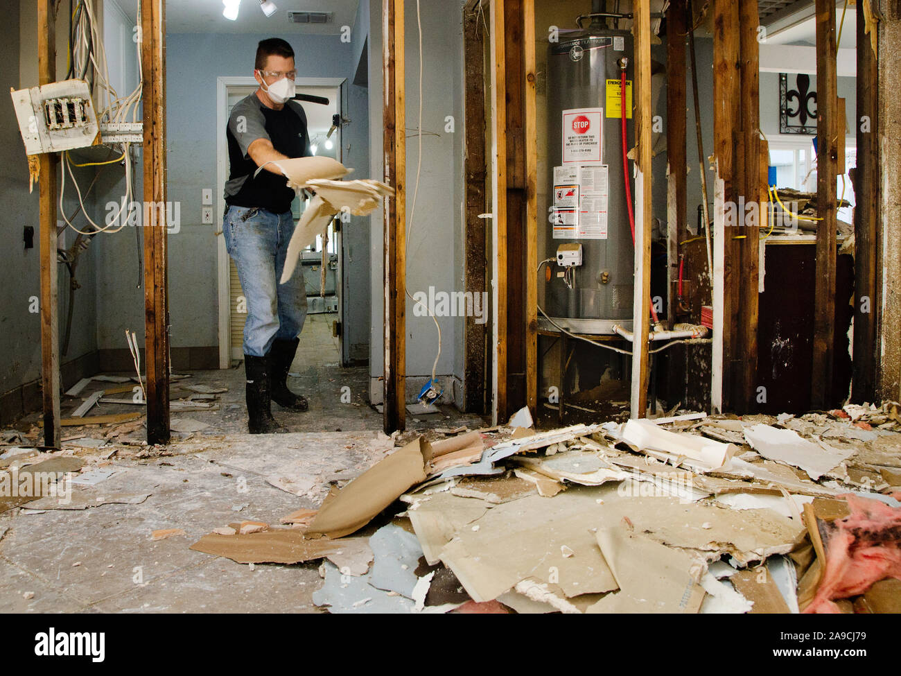 Un Southern Battista Disaster Relief volontario tira-alluvione sheetrock danneggiati da una casa dopo l uragano Harvey a Houston, Texas. Foto Stock