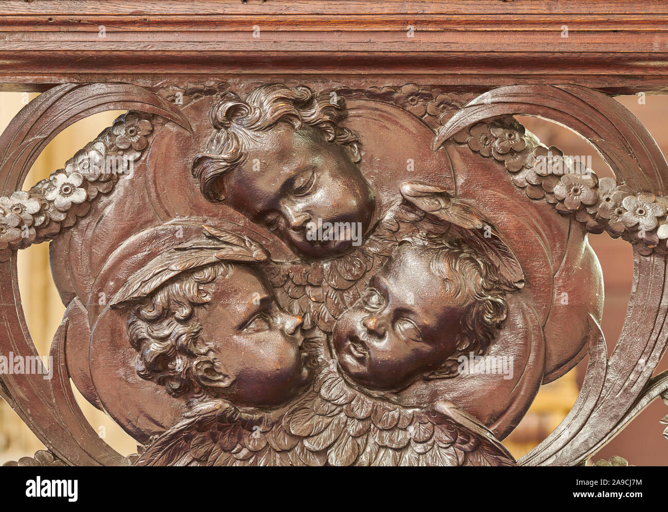 Sculture in legno di tre facce di angelo sulla rampa barriera sull'altare maggiore in inglese cattedrale medievale di Winchester, Inghilterra. Foto Stock