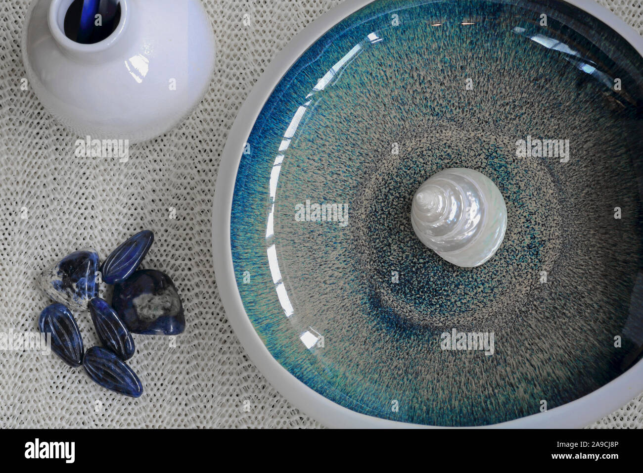 Semplicità in blu e bianco con conchiglia di mare ho Foto Stock