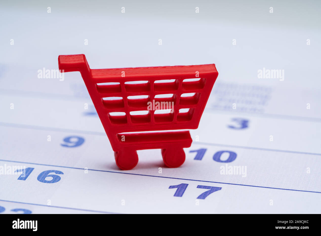 Red Carrello spesa Toy oltre la data di calendario Foto Stock