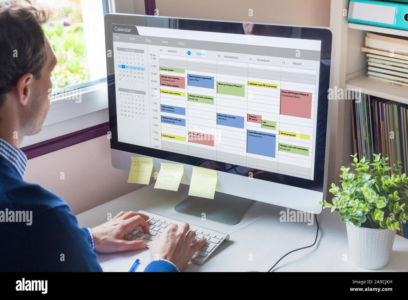 Il software del calendario mostra calendario fitto di manager con molte riunioni, le attività e gli appuntamenti durante la settimana, la gestione del tempo di organizzazione a lavorare co Foto Stock