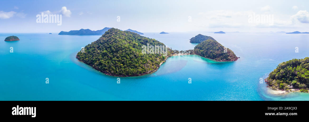 Panoramica aerea di isola tropicale paesaggio circondato dalle trasparenti acque turchesi, paradise vacanze vacanza destinazione sulla spiaggia, caldo e soleggiato summe Foto Stock