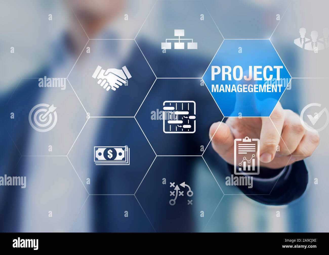 Project manager professionista con icone circa le attività di pianificazione e le fasi cardine su pianificazione e gestione dei costi, monitoraggio dei progressi compiuti, risorsa, rischio, deli Foto Stock