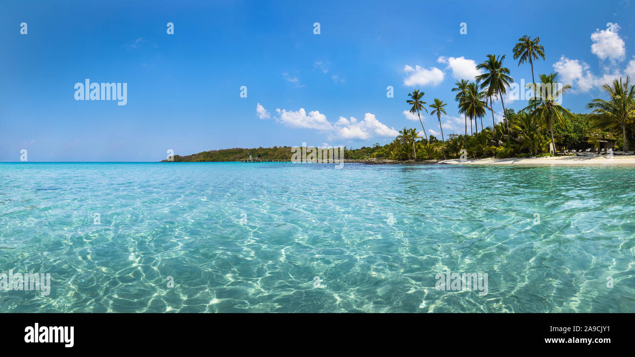 Spiaggia vacanza vacanze panorama del paesaggio del paradiso tropicale isola con blu turchese trasparente di acqua di mare e coste incontaminate, Vista panoramica, trav Foto Stock