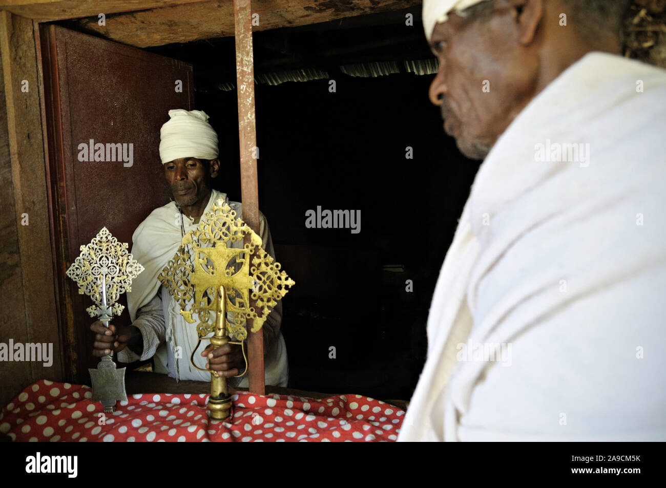 Preti Etiopi e attraversa a Narga Selassie chiesa, Lago Tana, Etiopia Foto Stock