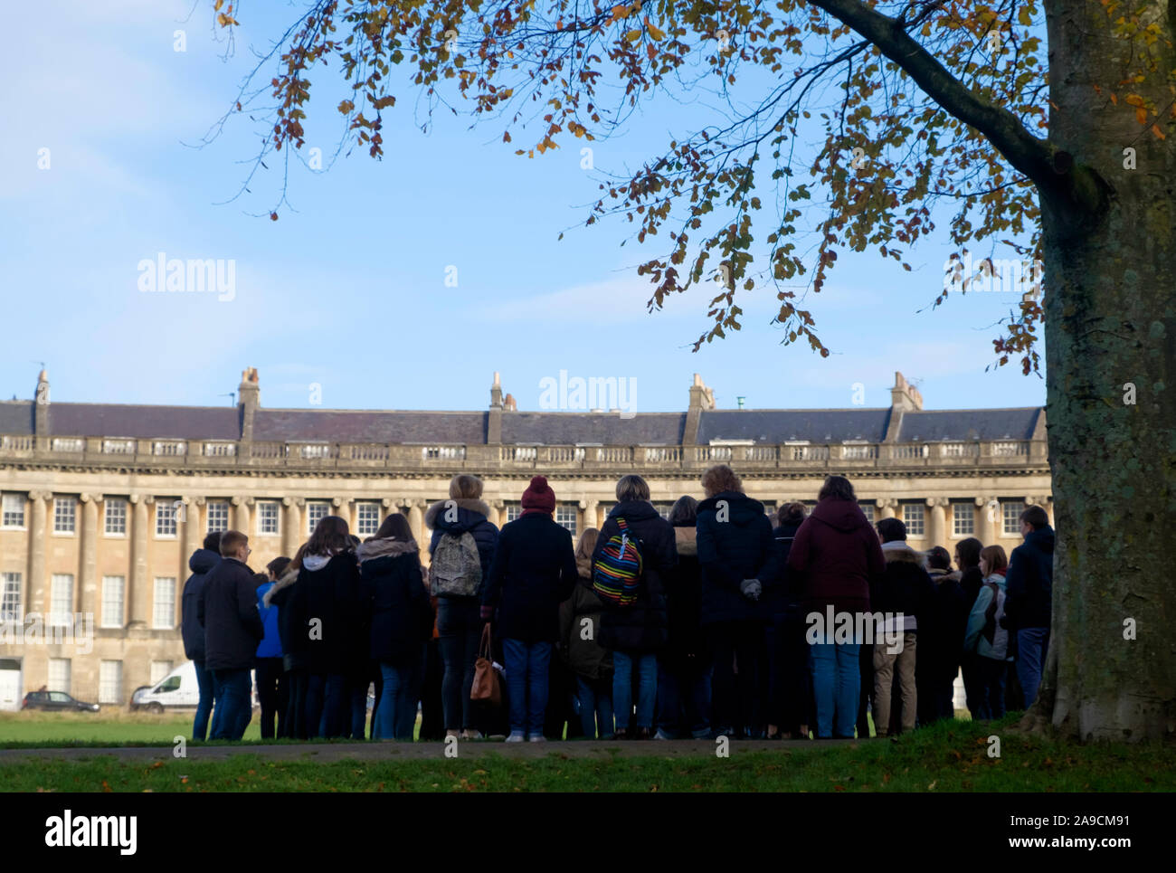 I turisti prendono un autunno vista del Royal Crescent in bagno da Royal Avanue. Esempio di stile Georgiano architettura. Foto Stock