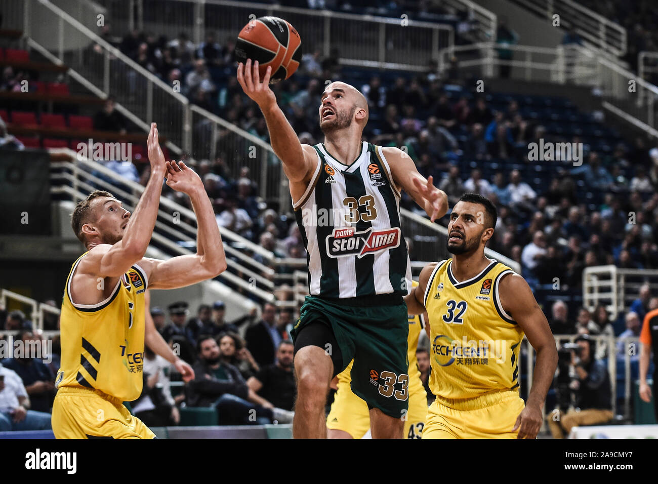 Atene, Grecia. Xiv Nov, 2019. La pallacanestro, Campionato Europeo, girone principale, 8 giornata, Panathinaikos Atene - Alba Berlino alla OAKA Stadium. Nick Calathes (M) del Panathinaikos in azione. Credito: Angelos Tzortzinis/dpa/Alamy Live News Foto Stock