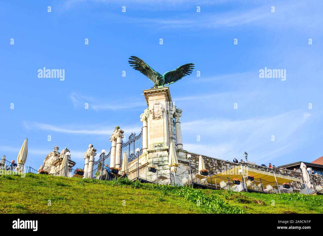 Budapest, Ungheria - Novembre 6, 2019: Statua del Turul uccello sul castello reale. Uccello mitologico delle prede prevalentemente raffigurato come un falco o falcon nella tradizione ungherese. Il simbolo nazionale degli ungheresi. Foto Stock