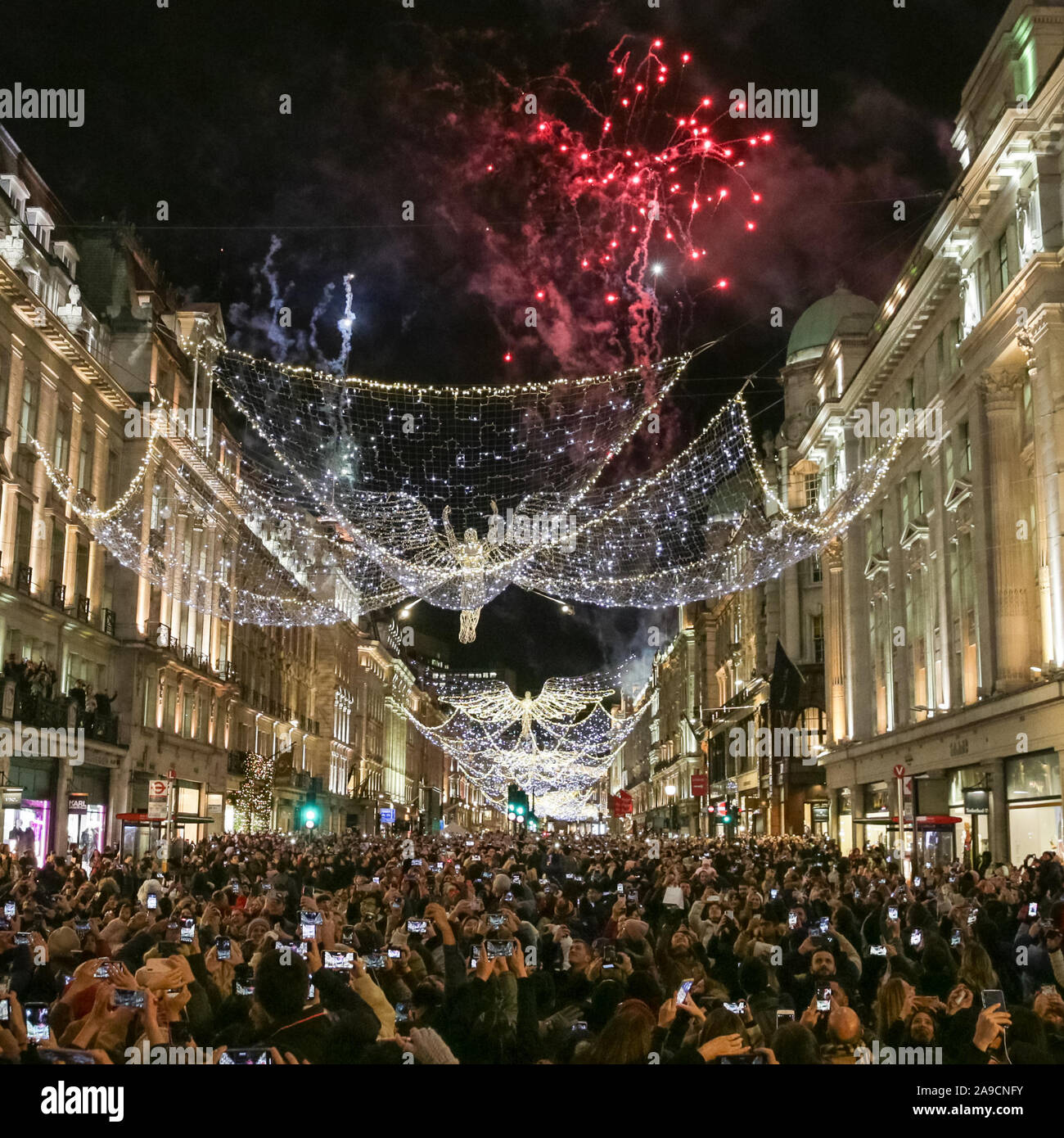 Regent Street, Londra, Regno Unito. Xiv Nov, 2019. Fuochi d'artificio accompagnare l'accensione delle luci. Il Natale più grande installazione di luce a Londra, Regent Street di 'lo spirito di Natale', dotate di angeli illuminato diffondere le loro ali, viene accesa con un programma di palcoscenico, esecutori, attività di festa, cibo e bevande. Credito: Imageplotter/Alamy Live News Foto Stock