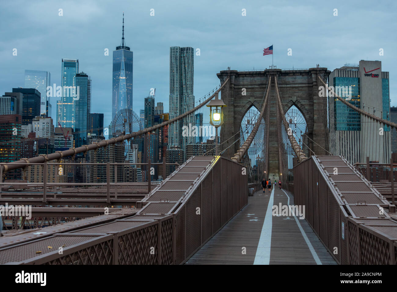 New York, Stati Uniti d'America - 5 Agosto 2019: Ponte di Brooklyn a mattina presto tempo, vista di Manhattan Foto Stock