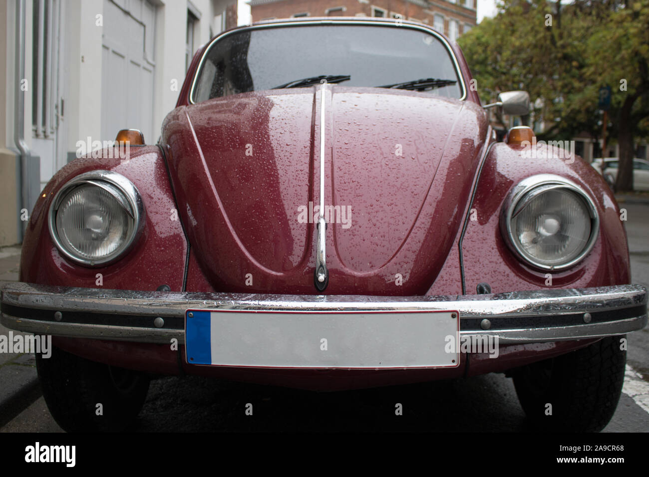 Vintage auto anteriore vuoto Mockup spazi pubblicitari i mezzi di trasporto pubblici veicolo vicino fino la Targa viola Foto Stock