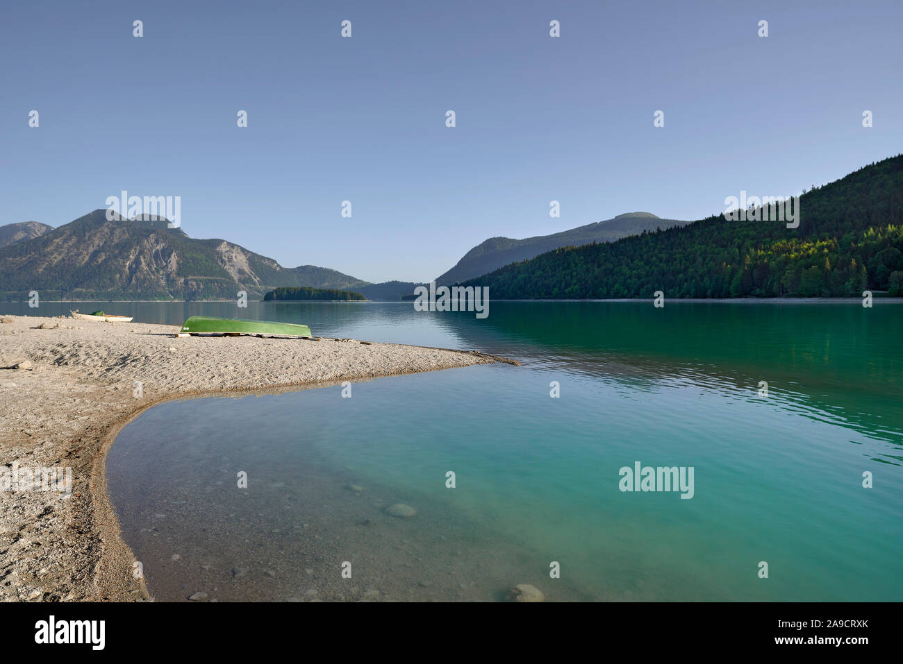 Walchensee, vista dalla banca del sud al nord su Herzogstand, Heimgarten, Urfeld, Desselkopf, Jochberg con barche da pesca Foto Stock