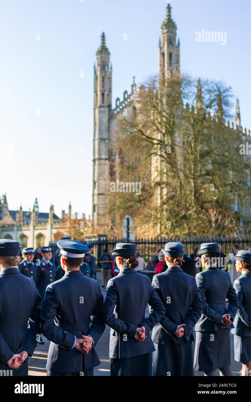 Cambridge, Regno Unito. 10 Novembre, 2019. Ricordo domenica eventi in Cambridge. Cambridge squadrone di aria in attesa fuori King's College Chapel e Grande chiesa di Santa Maria. CamNews / Alamy Live News Foto Stock