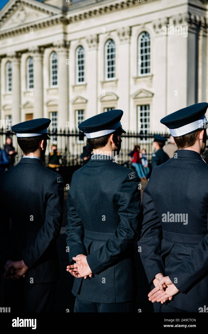 Cambridge, Regno Unito. 10 Novembre, 2019. Ricordo domenica eventi in Cambridge. Cambridge squadrone di aria in attesa fuori King's College Chapel e Grande chiesa di Santa Maria. CamNews / Alamy Live News Foto Stock