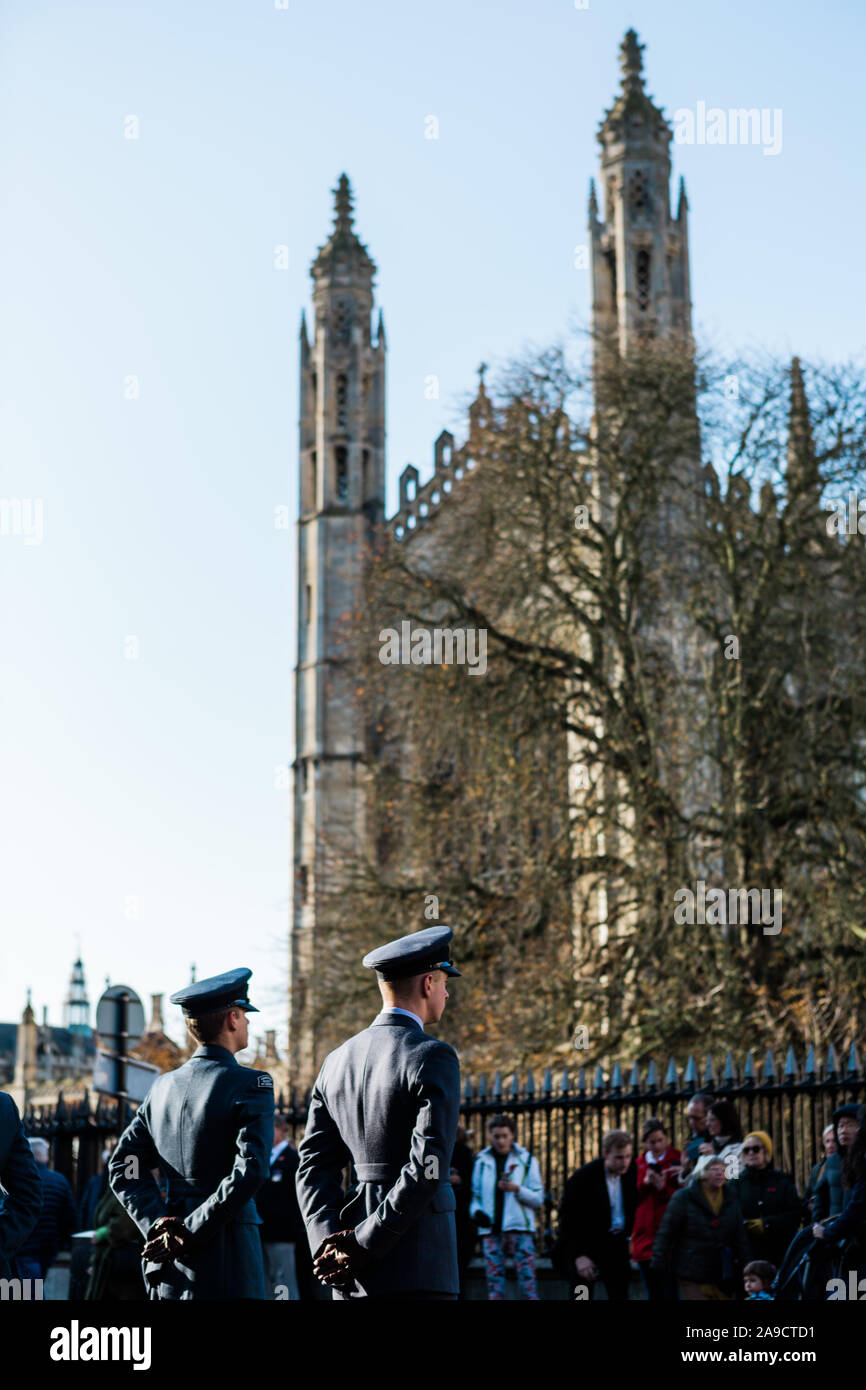 Cambridge, Regno Unito. 10 Novembre, 2019. Ricordo domenica eventi in Cambridge. Cambridge squadrone di aria in attesa fuori King's College Chapel e Grande chiesa di Santa Maria. CamNews / Alamy Live News Foto Stock