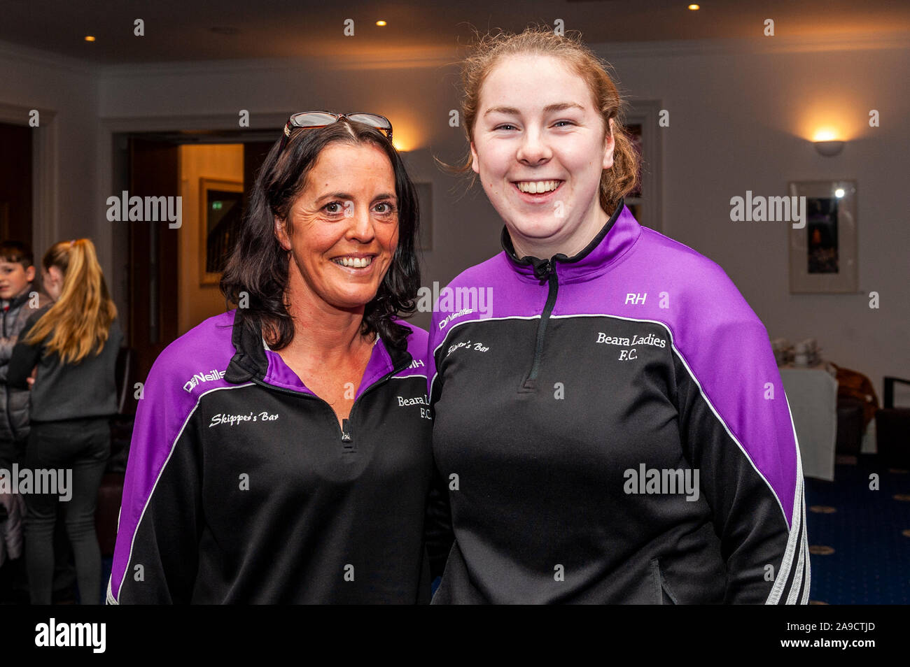 Castletownbere, West Cork, Irlanda. Xiv Nov, 2019. Mauree Healy e Róisín Harrington di Beara Ladies FC (socceer) raffigurato all odierna presentazione del controllo per la Misericordia ospedale universitario della Fondazione ercy "Heroes" campagna che ha avuto luogo nel mese di ottobre 18th. La comunità di Castletownbere è stata in vigore nel mese di ottobre, sollevando i fondi vitali per POONS, l'oncologia pediatrica Outreach servizio infermieristico che consente all'ospedale per fornire il trattamento per i bambini con il cancro dal comfort di casa propria. Credito: Andy Gibson/Alamy Live News Foto Stock