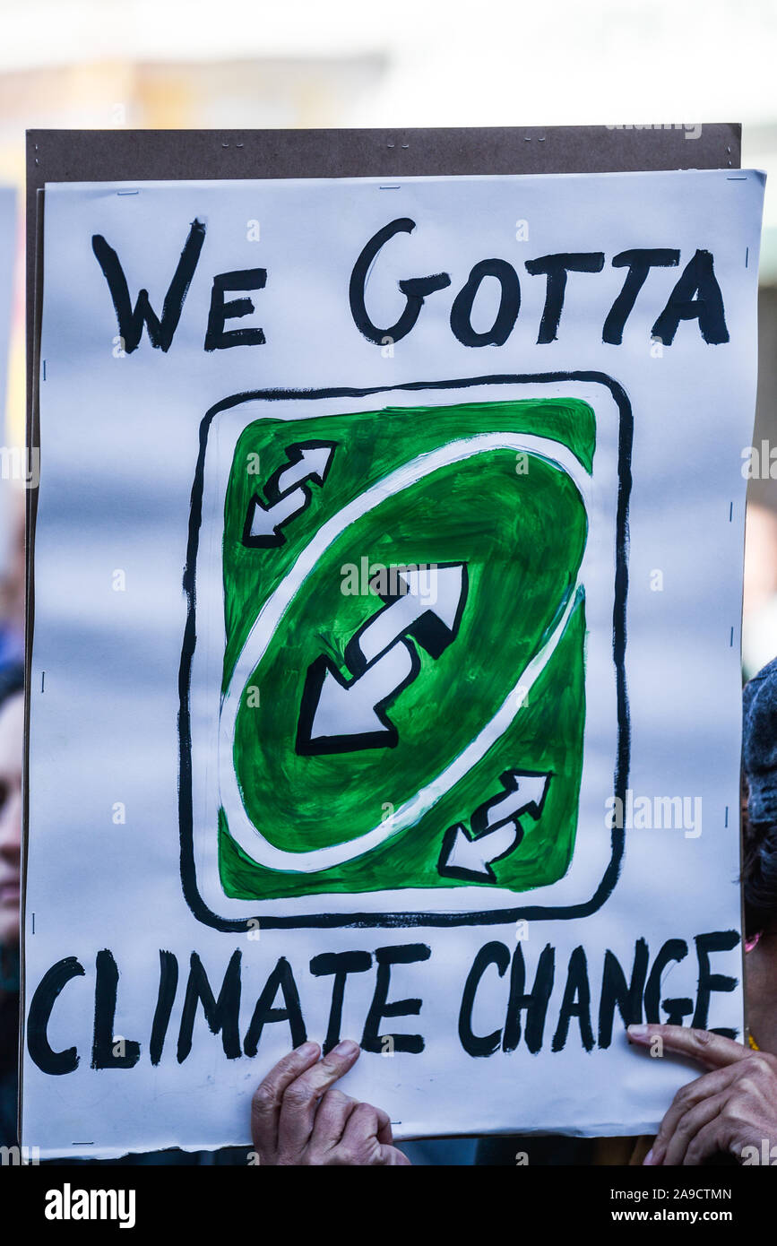 Gli studenti dimostrano durante il mese di settembre 2019 il clima di scioperi (noto anche come settimana globale per le future), Montpelier, VT. Molti hanno camminato fuori della scuola. Foto Stock