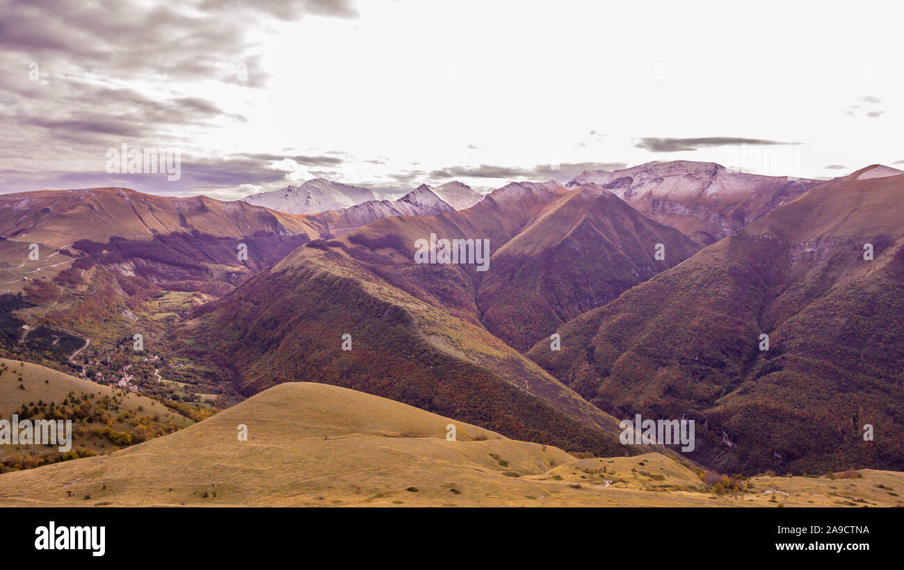 La prima neve sui monti Sibillini in autunno Foto Stock