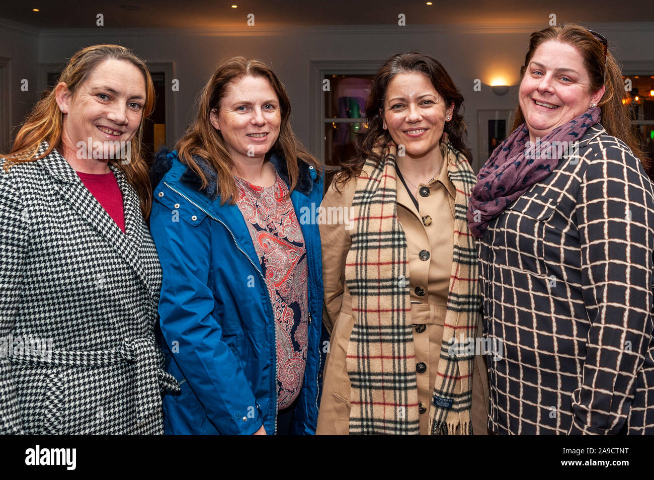Castletownbere, West Cork, Irlanda. Xiv Nov, 2019. Nella foto a oggi la presentazione del controllo per la Misericordia ospedale universitario della Fondazione ercy "Heroes" campagna che ha avuto luogo nel mese di ottobre il XVIII sono Joanne Hendrick, Trish Orpen, PTA, Majella Geraghty, 6 insegnante di classe e Sandra O'Shea, PTA, tutti Scoil un Chroí Ró Naofa . Castletownbere è stata in vigore nel mese di ottobre, sollevando i fondi vitali per POONS, l'oncologia pediatrica Outreach servizio infermieristico che consente all'ospedale per fornire il trattamento per i bambini con il cancro dal comfort di casa propria. Credito: Andy Gibson/Alamy Live News Foto Stock