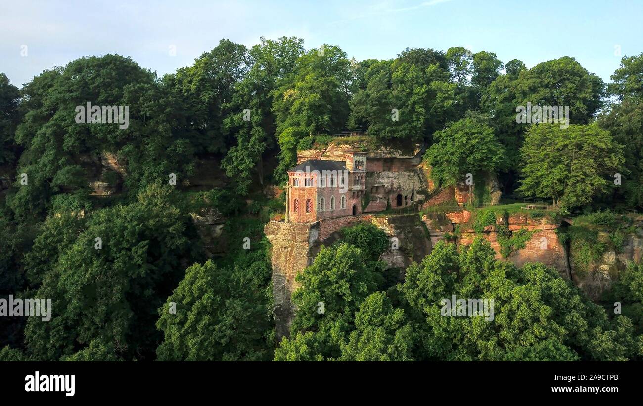 Vista di Klause con cappella funebre di Giovanni di Boemia, Kastel-Staadt, valle della Saar e della Renania Palatinato, della Germania Foto Stock