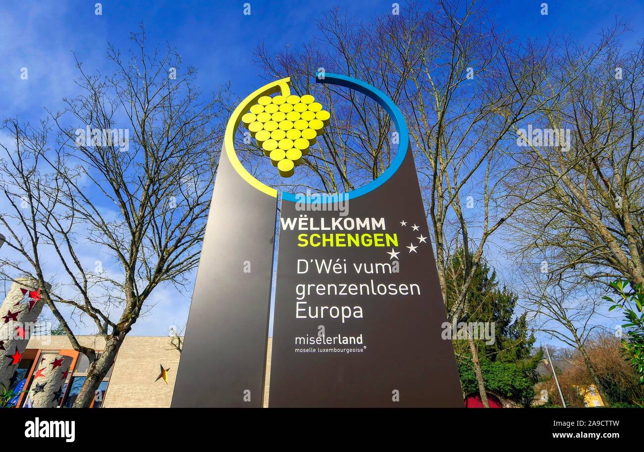 Segno di fronte all'Europa Museum di Schengen, cantone di Remich, valle della Mosella, Granducato del Lussemburgo Foto Stock