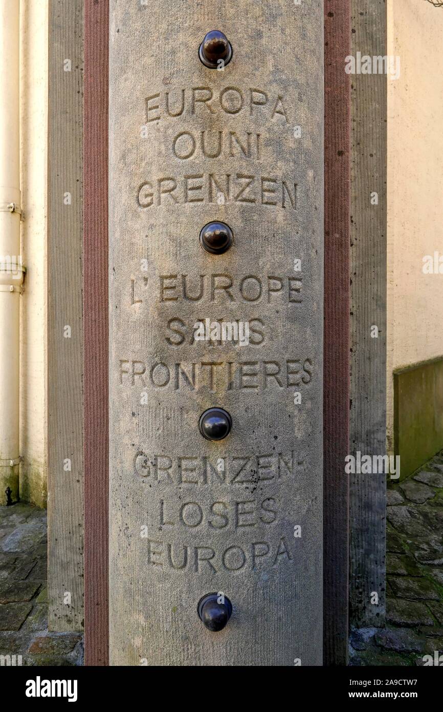 Europastein a Europaplatz a Schengen, cantone di Remich, la valle di Mosel, Granducato del Lussemburgo Foto Stock