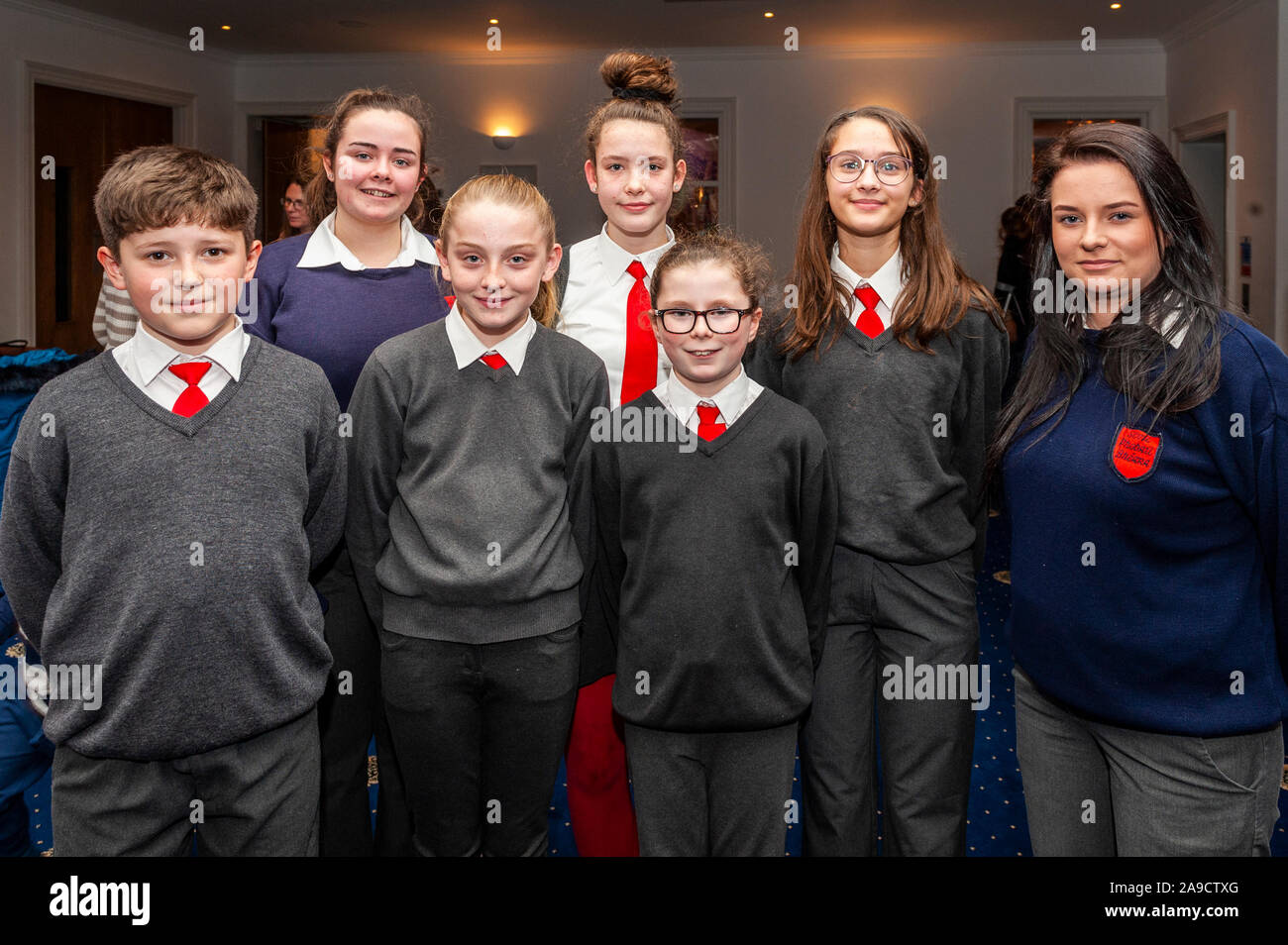 Castletownbere, West Cork, Irlanda. Xiv Nov, 2019. Nella foto a oggi la presentazione del controllo per la Misericordia ospedale universitario della Fondazione ercy "Heroes" campagna che ha avuto luogo nel mese di ottobre il XVIII sono gli alunni di scuole Castletownbere Scoil un Choí Ró Naofa e Scoil Phobail Bhéara. La comunità di Castletownbere è stata in vigore nel mese di ottobre, sollevando i fondi vitali per POONS, l'oncologia pediatrica Outreach servizio infermieristico che consente all'ospedale per fornire il trattamento per i bambini con il cancro dal comfort di casa propria. Credito: Andy Gibson/Alamy Live News Foto Stock