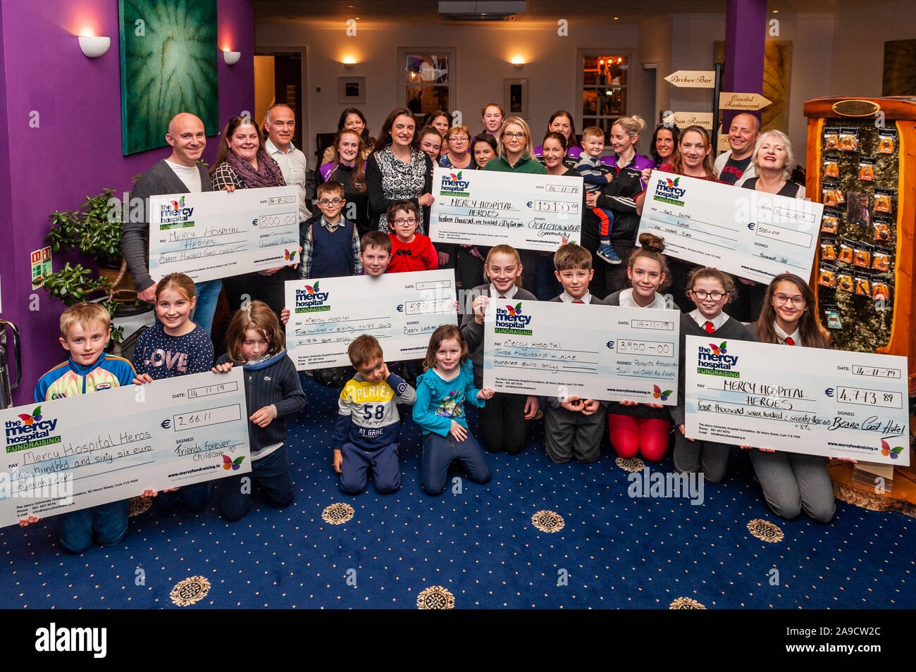 Castletownbere, West Cork, Irlanda. Xiv Nov, 2019. Vi è stato un grande numero di raccolte di fondi a oggi la presentazione del controllo per la Misericordia ospedale universitario della Fondazione ercy "Heroes" campagna che ha avuto luogo nel mese di ottobre 18th. La comunità di Castletownbere è stata in vigore nel mese di ottobre, sollevando i fondi vitali per POONS, l'oncologia pediatrica Outreach servizio infermieristico che consente all'ospedale per fornire il trattamento per i bambini con il cancro dal comfort di casa propria. Credito: Andy Gibson/Alamy Live News Foto Stock
