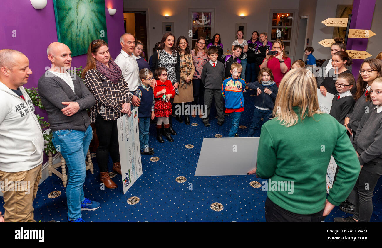 Castletownbere, West Cork, Irlanda. Xiv Nov, 2019. Mercy Hospital le campagne e i Community Manager, Deirdre Finn spiega cosa è il controllo per oltre 15.000 € sarà utilizzato per l. La comunità di Castletownbere è stata in vigore nel mese di ottobre, sollevando i fondi vitali per POONS, l'oncologia pediatrica Outreach servizio infermieristico che consente all'ospedale per fornire il trattamento per i bambini con il cancro dal comfort di casa propria. Ragazza locale, Lizzie O'Shea che è di cinque anni è stato diagnosticato con leucemia nel 2017 e ha beneficiato enormemente come un risultato di questo servizio. Credito: Andy Gibson/Alamy Live News Foto Stock