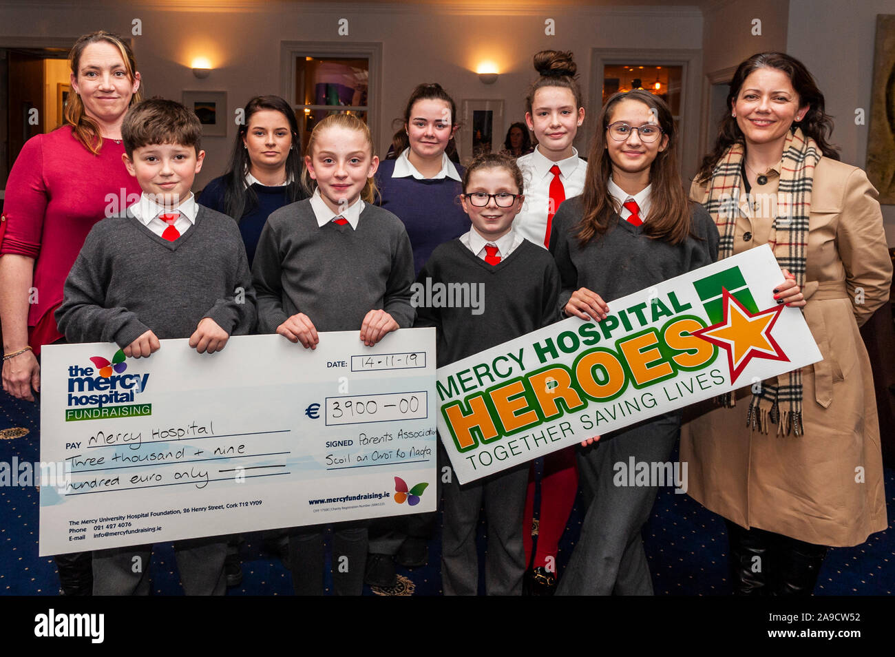 Castletownbere, West Cork, Irlanda. Xiv Nov, 2019. Nella foto a oggi la presentazione del controllo per la Misericordia ospedale universitario della Fondazione ercy "Heroes" campagna che ha avuto luogo nel mese di ottobre il XVIII sono gli alunni di scuole Castletownbere Scoil un Choí Ró Naofa e Scoil Phobail Bhéara. La comunità di Castletownbere è stata in vigore nel mese di ottobre, sollevando i fondi vitali per POONS, l'oncologia pediatrica Outreach servizio infermieristico che consente all'ospedale per fornire il trattamento per i bambini con il cancro dal comfort di casa propria. Credito: Andy Gibson/Alamy Live News Foto Stock