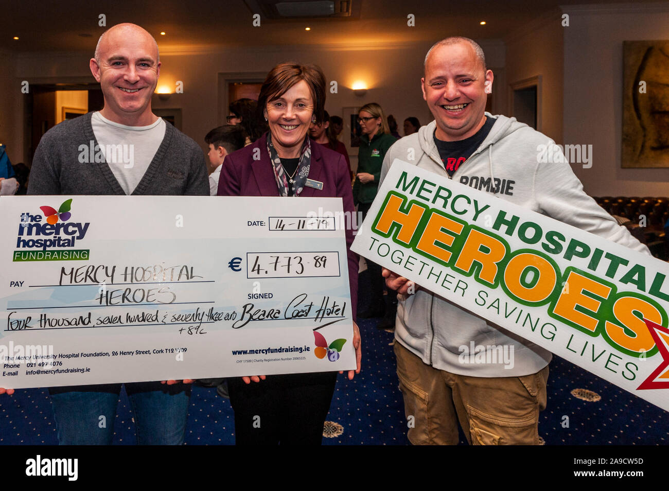 Castletownbere, West Cork, Irlanda. Xiv Nov, 2019. Nella foto a oggi la presentazione del controllo per la Misericordia ospedale universitario della Fondazione ercy "Heroes" campagna che ha avuto luogo nel mese di ottobre il XVIII sono Mark Golden, Mag McCarthy e Mark Johnston, tutti di Beara Coast Hotel. La comunità di Castletownbere è stata in vigore nel mese di ottobre, sollevando i fondi vitali per POONS, l'oncologia pediatrica Outreach servizio infermieristico che consente all'ospedale per fornire il trattamento per i bambini con il cancro dal comfort di casa propria. Credito: Andy Gibson/Alamy Live News Foto Stock