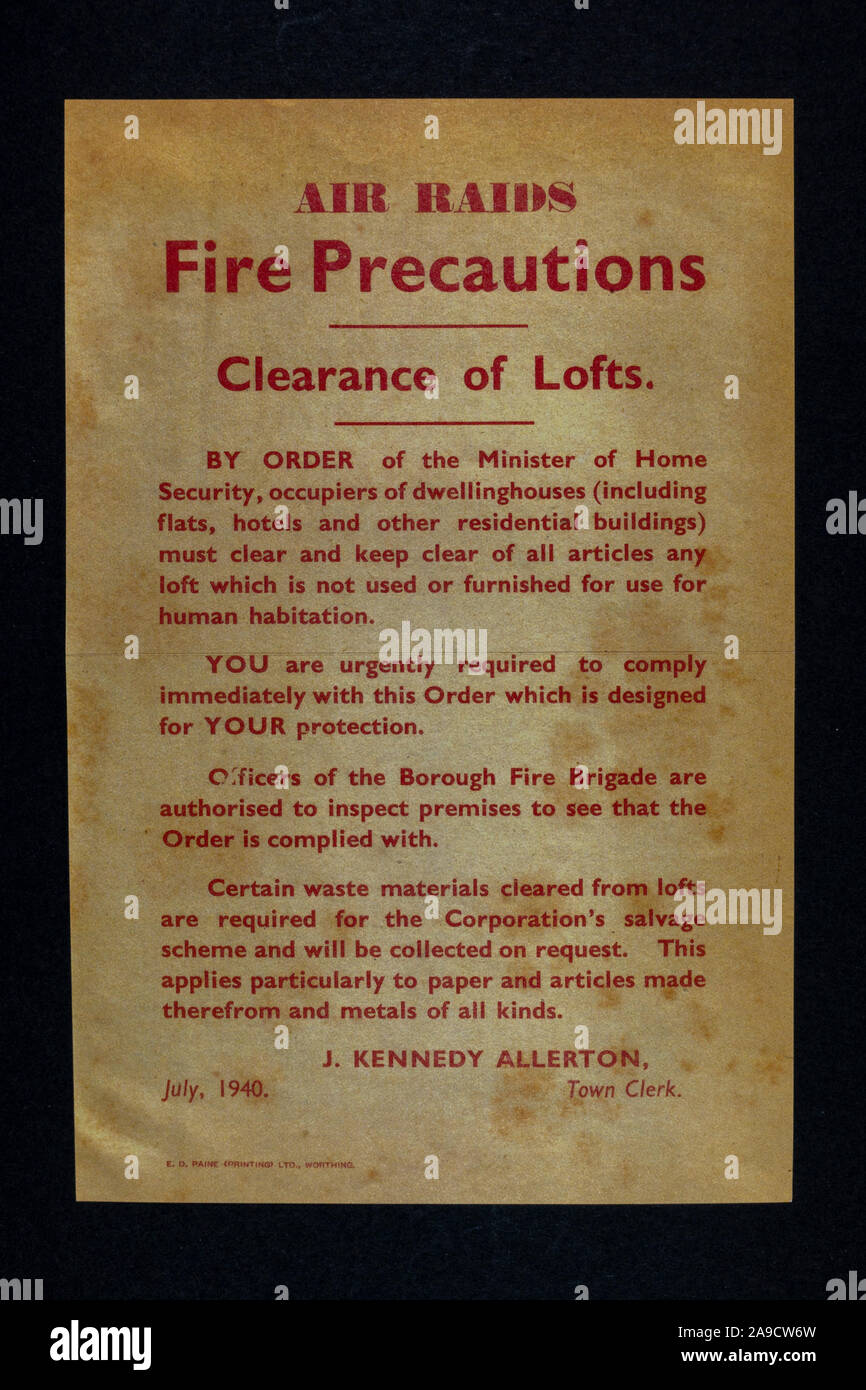 Air raid Fire Precauzioni poster informazioni relative alla clearance dei loft, un pezzo di memoria replica dall'era Blitz del 1940s. Foto Stock