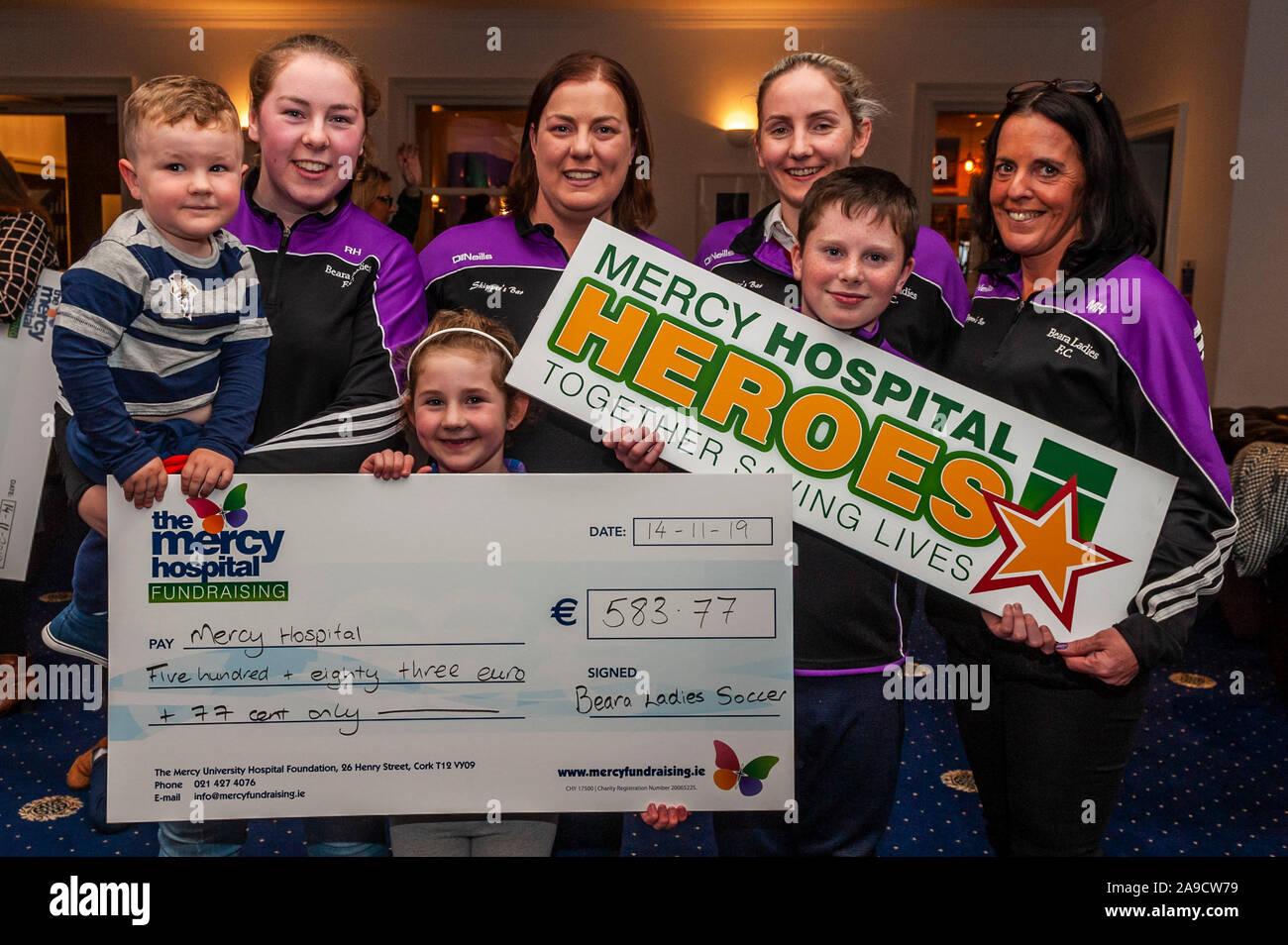 Castletownbere, West Cork, Irlanda. Xiv Nov, 2019. Nella foto a oggi la presentazione del controllo per la Misericordia ospedale universitario della Fondazione ercy "Heroes" campagna che ha avuto luogo nel mese di ottobre il XVIII sono membri di Beara Ladies Club di Calcio. La comunità di Castletownbere è stata in vigore nel mese di ottobre, sollevando i fondi vitali per POONS, l'oncologia pediatrica Outreach servizio infermieristico che consente all'ospedale per fornire il trattamento per i bambini con il cancro dal comfort di casa propria. Credito: Andy Gibson/Alamy Live News Foto Stock
