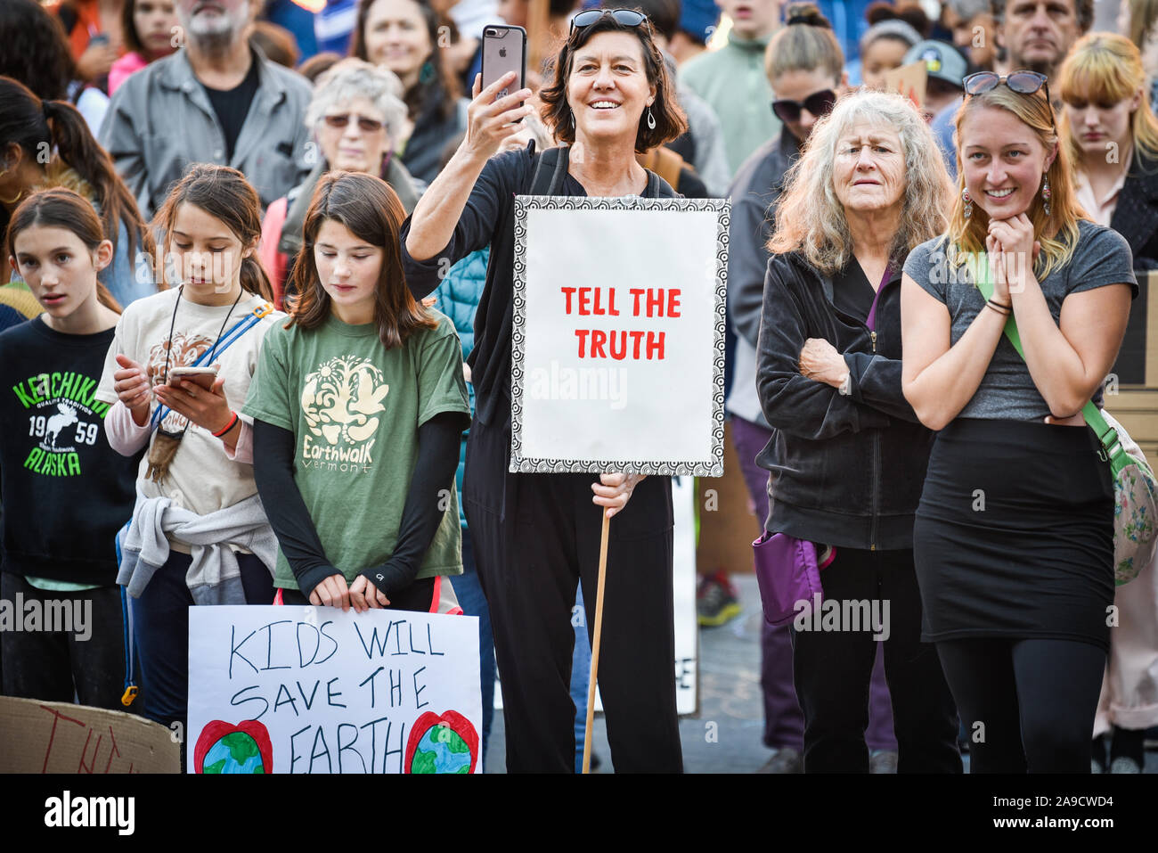 Gli studenti dimostrano durante il mese di settembre 2019 il clima di scioperi (noto anche come settimana globale per le future), Montpelier, VT. Molti hanno camminato fuori della scuola. Foto Stock