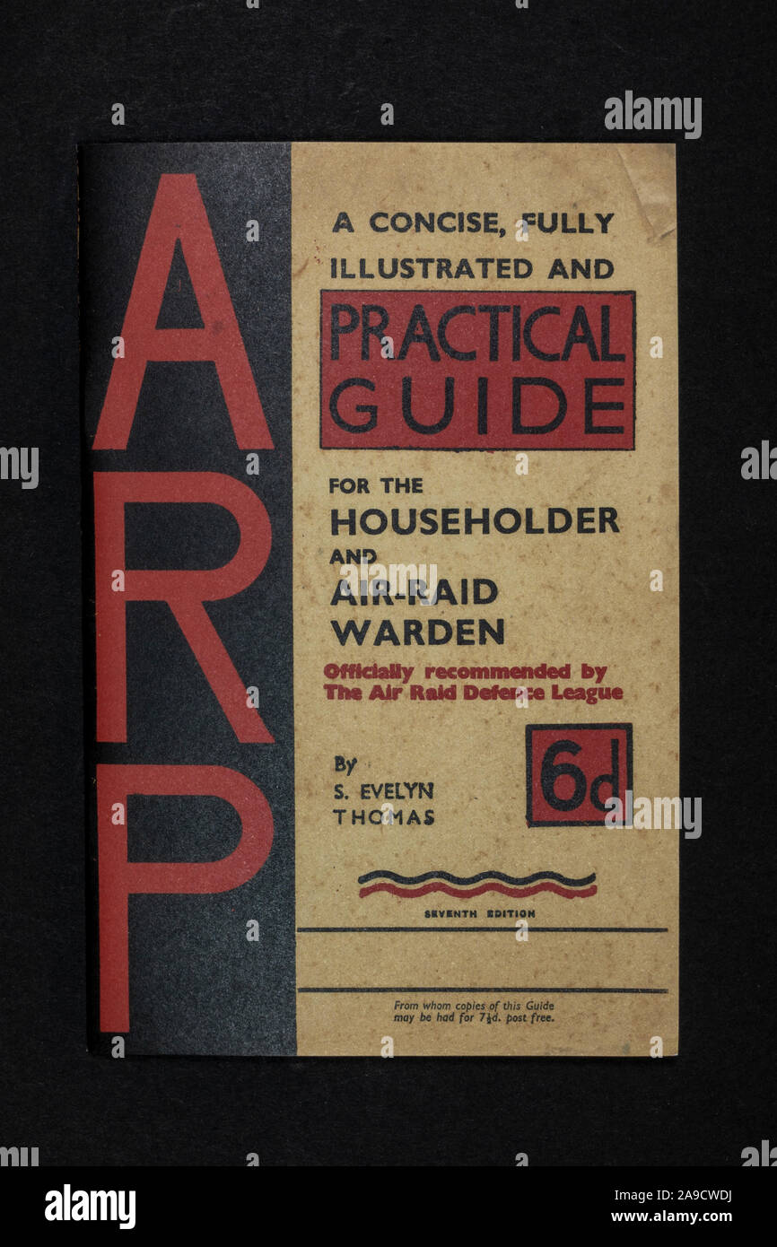 Copertina anteriore della Guida Pratica ARP per Air raid Defense, un pezzo di memoria replica dall'era Blitz della 1940s. Foto Stock