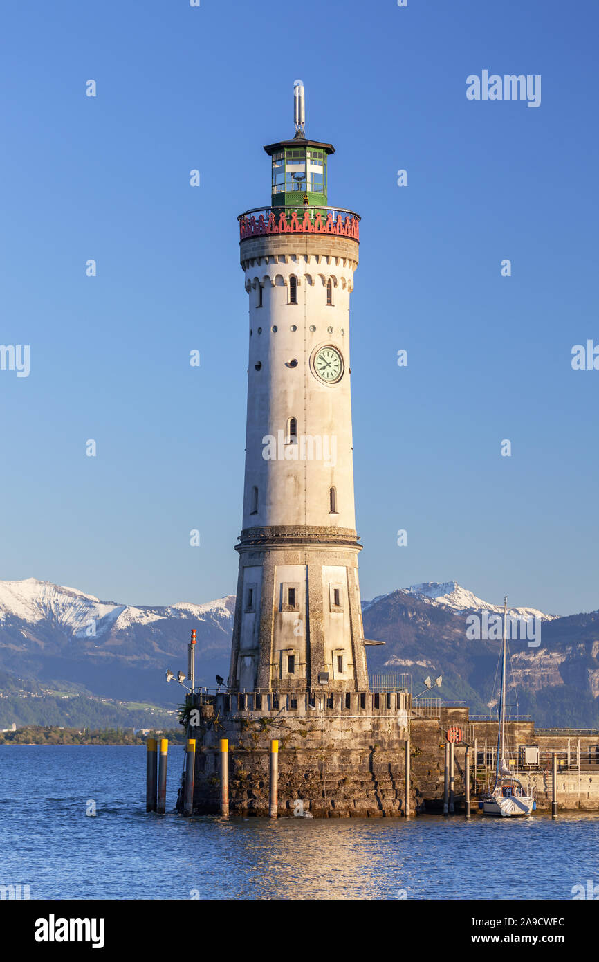 Nuovo faro e Leone bavarese nel porto di Lindau sul Lago di Costanza, Western Allgäu Allgäu, Svevia, Baviera, Germania meridionale, Germania, Europa Foto Stock
