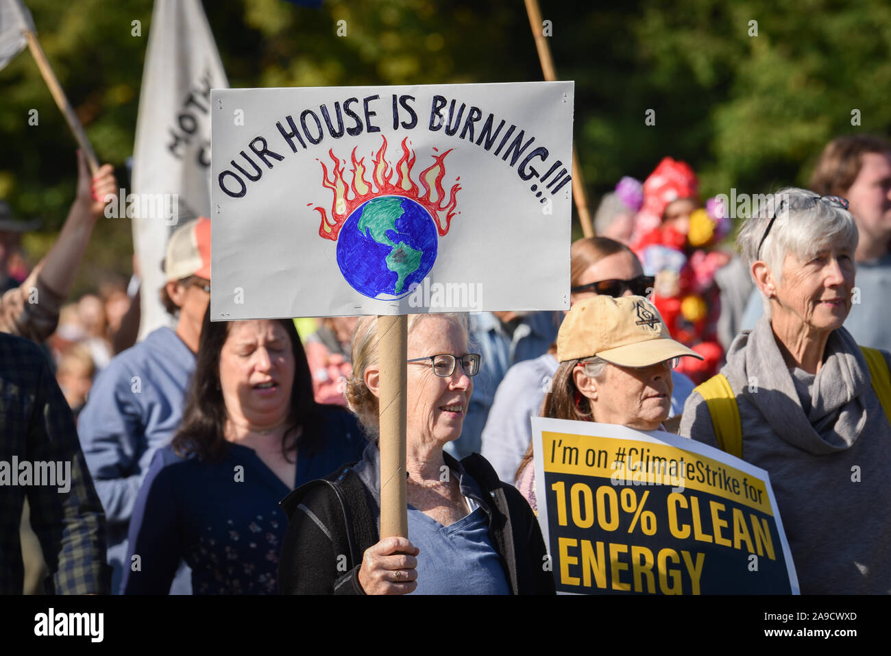 Gli studenti dimostrano durante il mese di settembre 2019 il clima di scioperi (noto anche come settimana globale per le future), Montpelier, VT. Molti hanno camminato fuori della scuola. Foto Stock