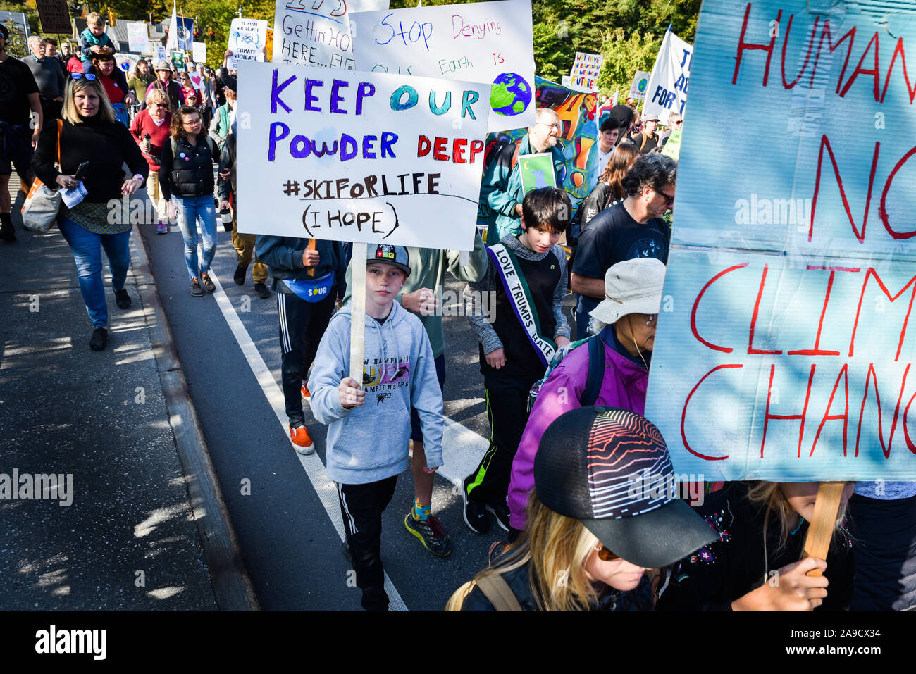 Gli studenti dimostrano durante il mese di settembre 2019 il clima di scioperi (noto anche come settimana globale per le future), Montpelier, VT. Molti hanno camminato fuori della scuola. Foto Stock