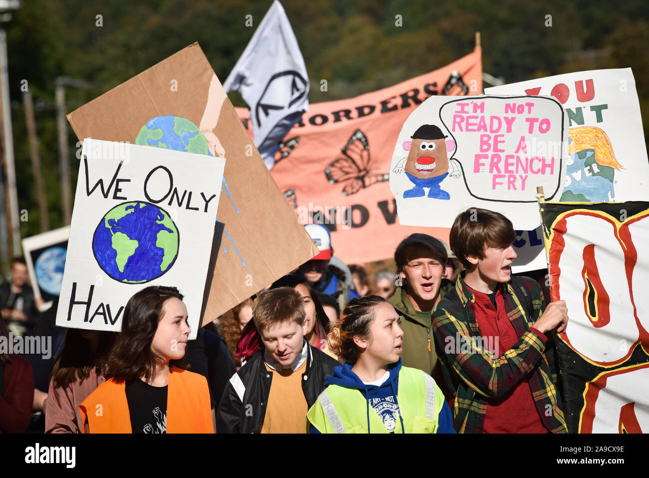 Gli studenti dimostrano durante il mese di settembre 2019 il clima di scioperi (noto anche come settimana globale per le future), Montpelier, VT. Molti hanno camminato fuori della scuola. Foto Stock