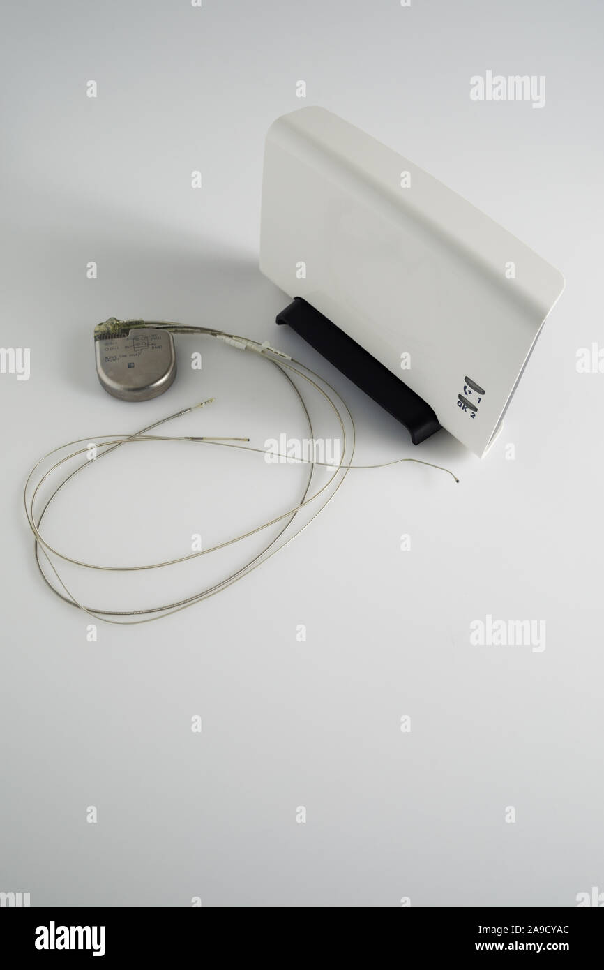 Un defibrillatore cardioverter impiantabile cardioversore defibrillatore impiantabile o pacemaker con cavi e modem per il telemonitoraggio a casa. Il dispositivo invia i dati all'ospedale su un Foto Stock