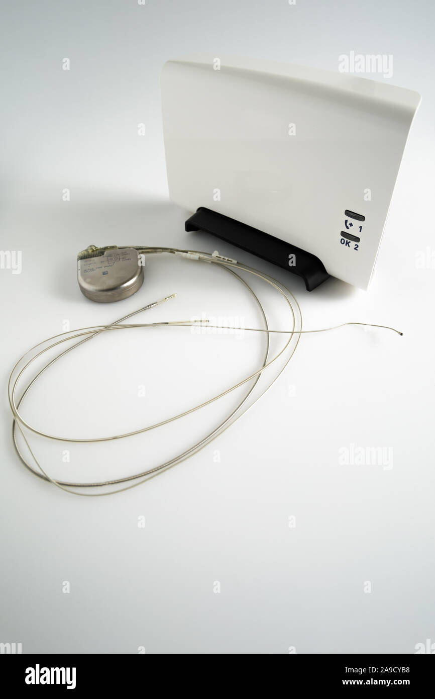 Un defibrillatore cardioverter impiantabile cardioversore defibrillatore impiantabile o pacemaker con cavi e modem per il telemonitoraggio a casa. Il dispositivo invia i dati all'ospedale su un Foto Stock