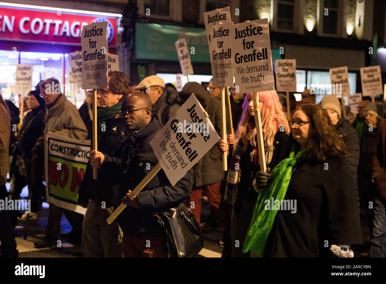 Londra, Regno Unito. 14 Novembre, 2019. Sam Gyimah, il gruppo del Partito europeo dei liberali democratici candidato per Kensington, unisce i membri della comunità Grenfell, vigili del fuoco e wellwishers sulla ventinovesima Grenfell in silenzio a piedi attorno a nord di Kensington su un mensile anniversario della torre Grenfell fire il 14 giugno 2017 durante la quale 72 persone morirono. È stato un mese difficile per la comunità Grenfell dopo la pubblicazione della prima fase della comunità Grenfell e altamente insensibile commenti fatti da leader della House of Commons Jasob Rees-Mogg. Credito: Mark Kerrison/Alamy Live News Foto Stock