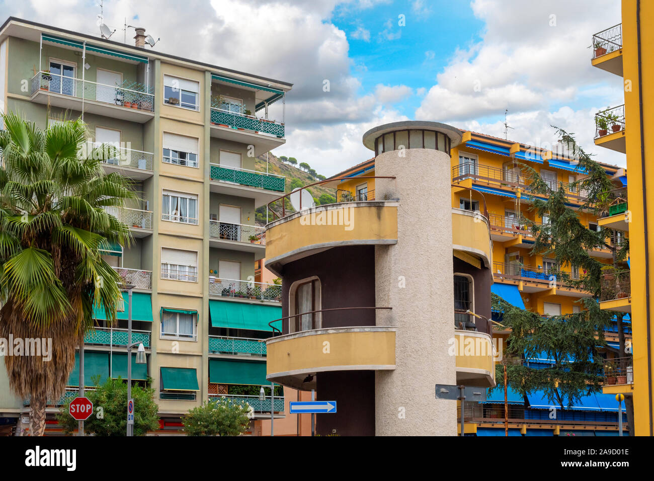 Appartamento colorati edifici nel centro della città della città ligure di Ventimiglia, Italia, parte della Riviera Italiana. Foto Stock