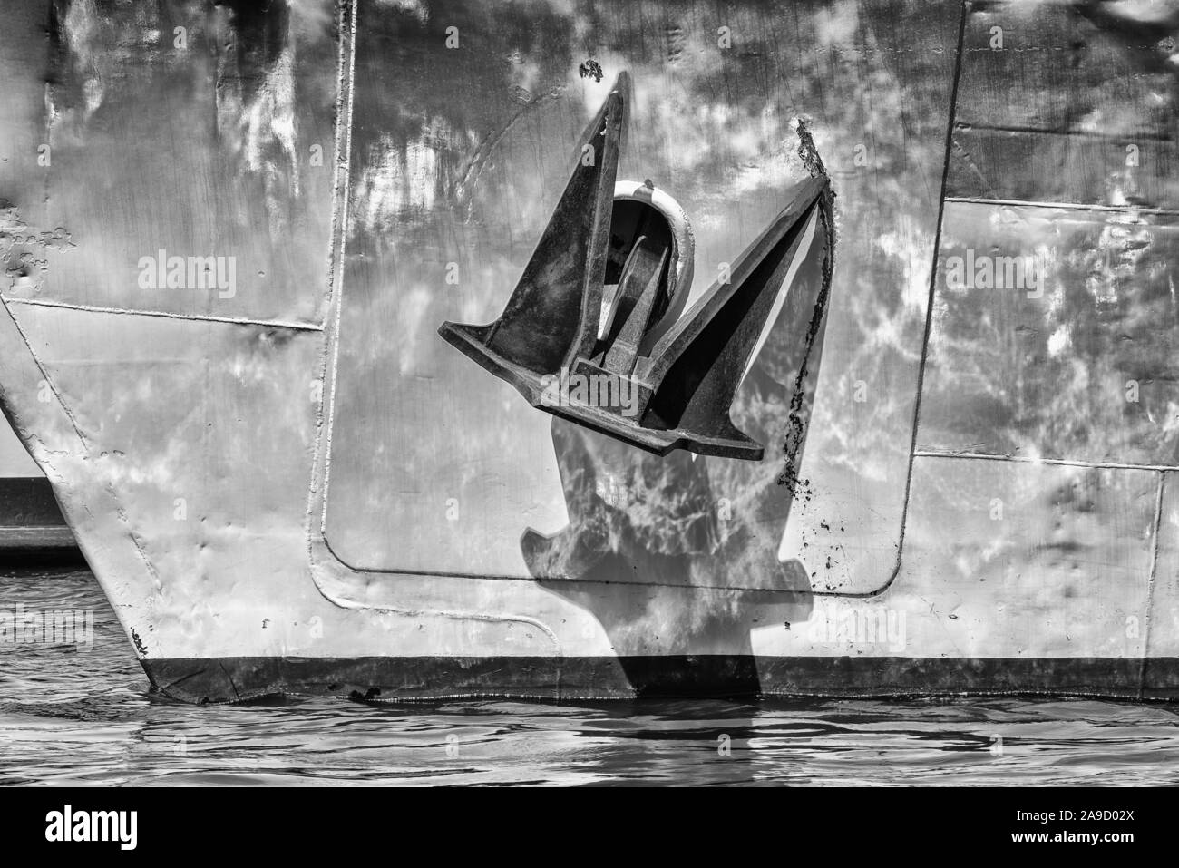 Una nave si blocca di ancoraggio sulla carcassa di una escursione motonave in Passau Foto Stock
