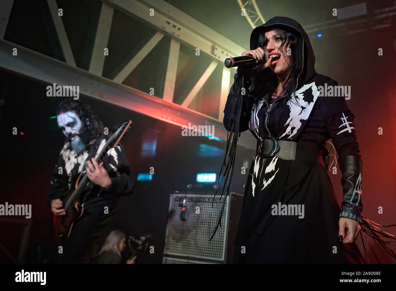 Glasgow, Scozia,UK 13 Novembre 2019 - Italiano EMO rockers lacuna Coil intrattenere un sold out folla presso il garage. Copyright Stuart Westwood Foto Stock