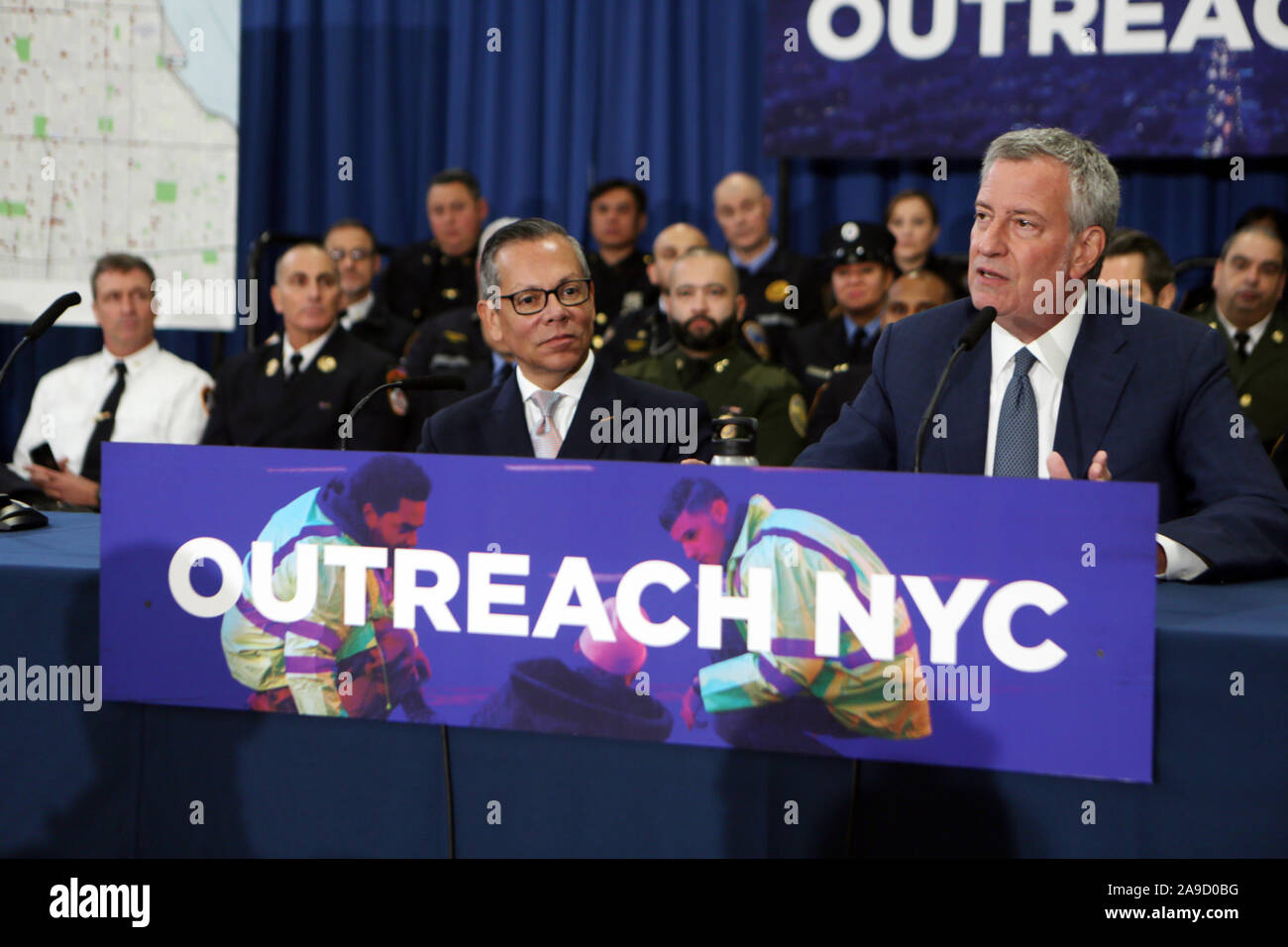 New York, Stati Uniti d'America. 14 Nov 2019. Sindaco di New York City Bill De Blasio nomina il nuovo Vice Sindaco dott.ssa Raul Perea-Henza per la salute e i servizi umani e rotola fuori nuovi piani migliorata per senzatetto Outreach annunciando la formazione di migliaia di frontline city lo staff ad aiutare i newyorkesi nel bisogno. Premere il tasto conferenza tenutasi presso la quattordicesima strada Y su Novembre 14, 2019 a New York City. Credito foto/Mpi43 Credito: MediaPunch Inc/Alamy Live News Foto Stock